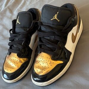 Nike Kids Black and Gold Sneakers